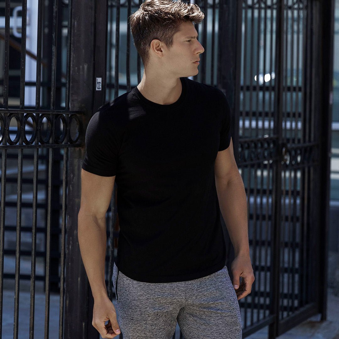 Perfect Pima Relaxed Crew Neck T-Shirt Black - C - IN2 New York