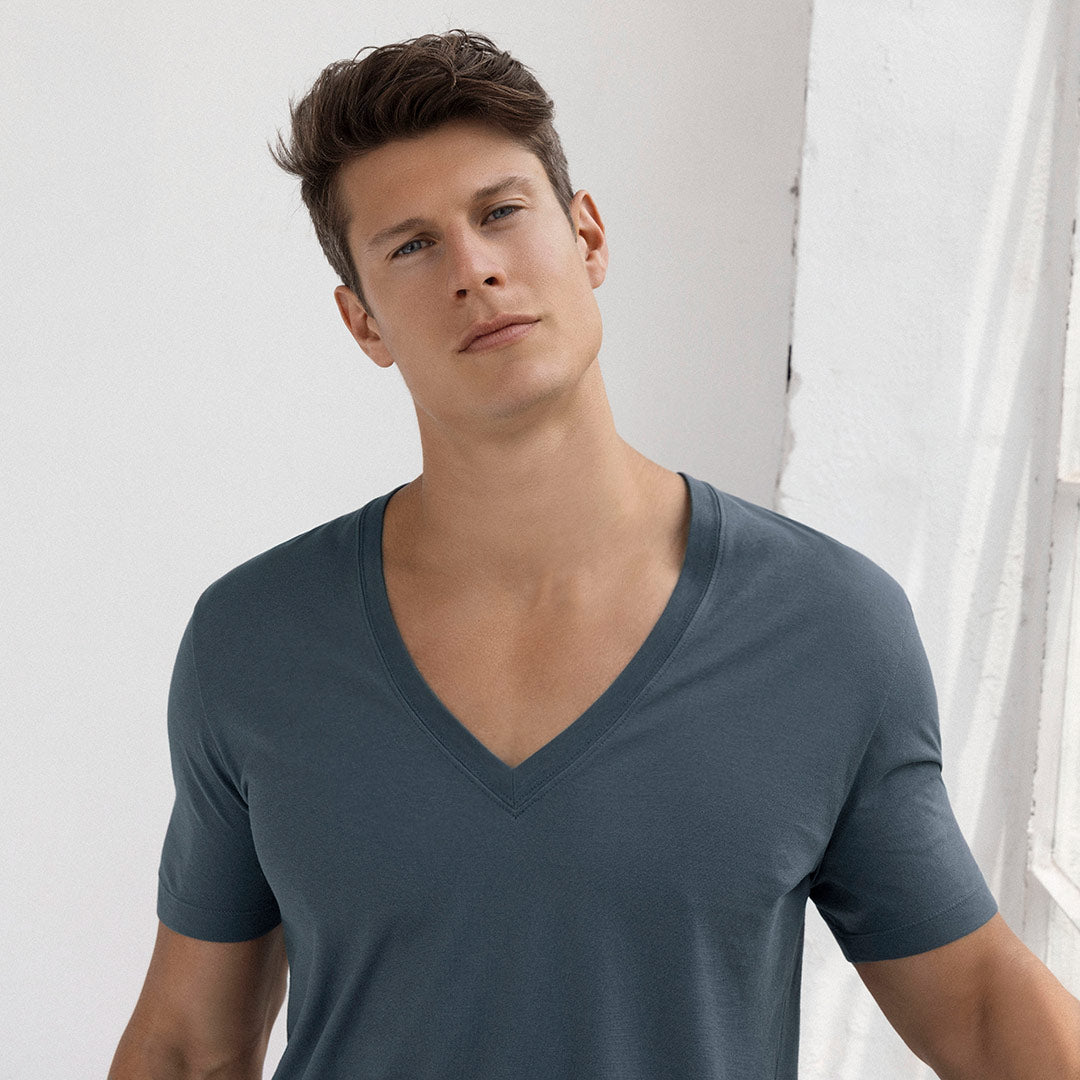 Perfect Pima Relaxed Deep V - Neck T-Shirt Niles Navy - C - IN2 New York